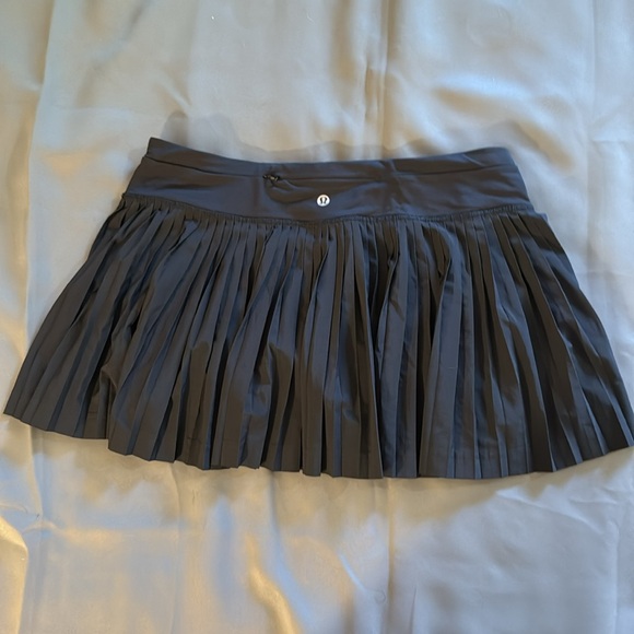 Lululemon pleated skort, black, size 8 - Picture 2 of 4
